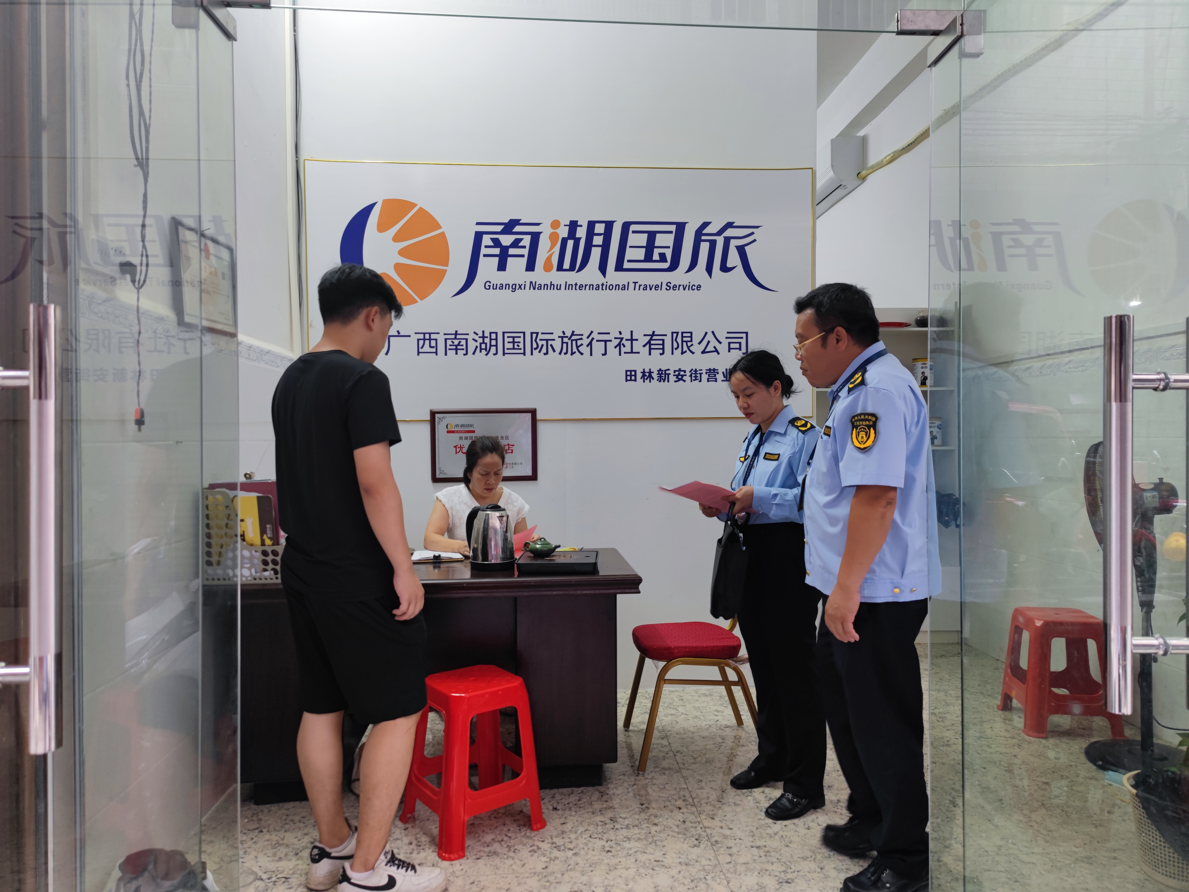 我局工作人员对南湖旅行社开展“扫黑除恶”排查和宣传
